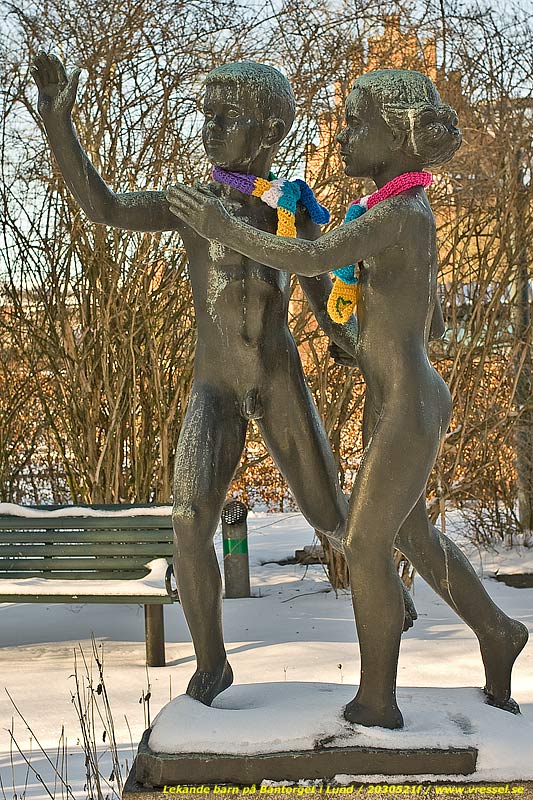 Statyn Lekande barn p&aring; Bantorget i Lund.