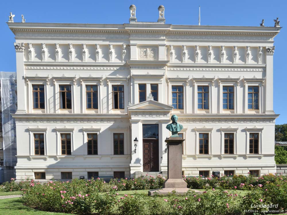 Universitetshuset invigt 1882, exempel på en fin lundabyggnad.